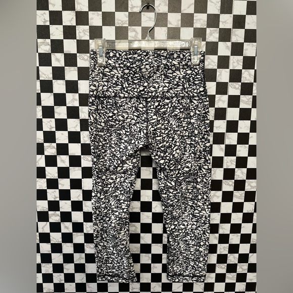 LULULEMON Align Crop 23" Venture Floral Alpine White Black size 8 LIKE NEW - Picture 10 of 11
